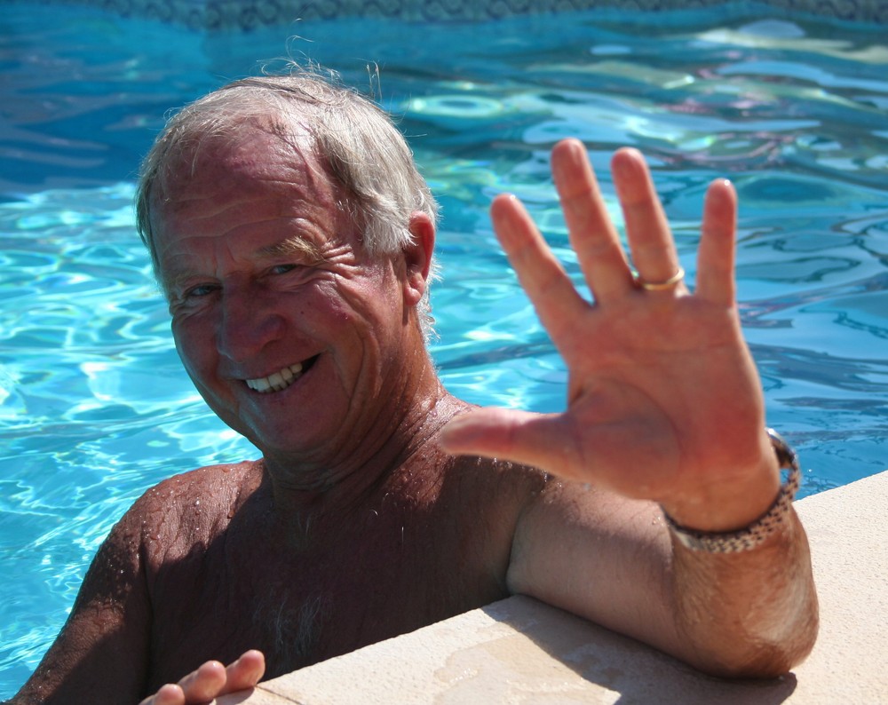 Francis dans la piscine, il salue en riant