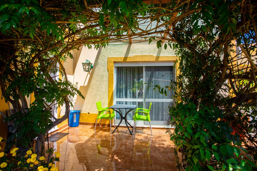 La terrasse de La Chambre, sous sa pergola