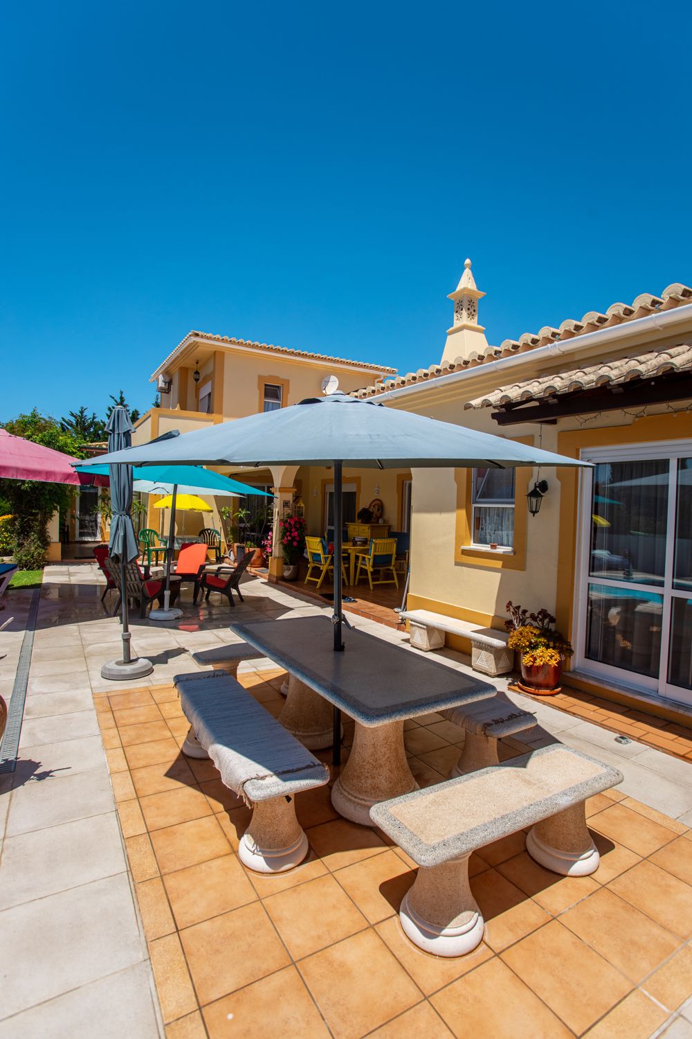 La terrasse du Studio, devant la piscine